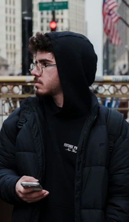 Cauã Pimenta in a black hoodie on a city street